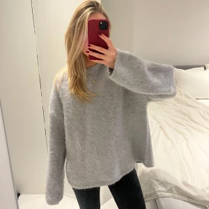 Grå stickad tröja - Den populära stickade tröjan från h&m. Kommer tyvärr inte till användning. Nypris: 699kr