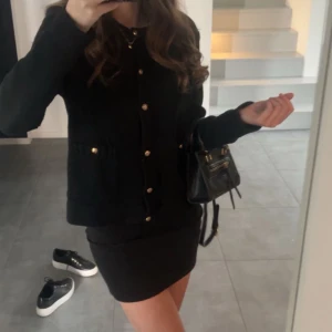 Svart väska  - Svart liten väska med guld 