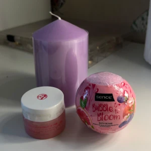 Set med badbomb, lipmask och blockljus  - Oanvända! Säljer allt tillsammans🩷rosa badbomb, rosa strawberry lipmask och ett lika blockljus 