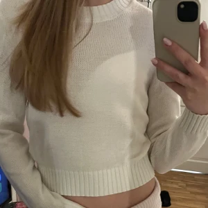 Vit stickad tröja - Vit stickad tröja från hm med kortare modell💕