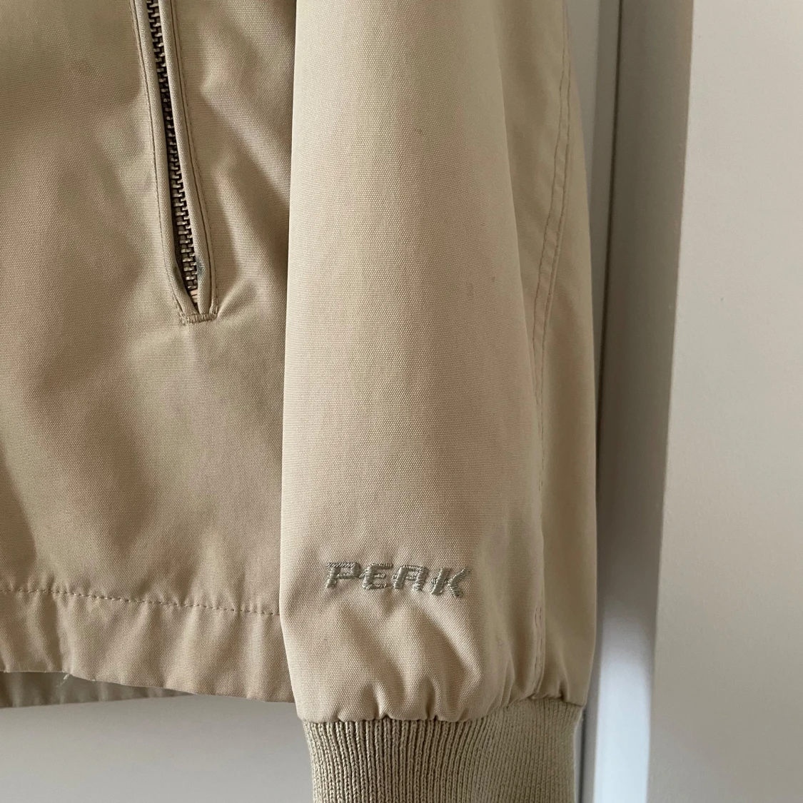 Beige vindjacka från Peak Performance - 93
