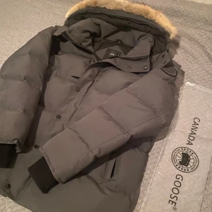 Canada goose - Jackan är knapp använd och är som ny den köptes föra vintern och är rökt fri och djur fri även pälsen är parfym fri. Stroken är XL För mer frågor är det bara att slänga iväg en pm  Jackan går att posta om köparen står för frakt. Kan diskutera priset vid en snabb affär.