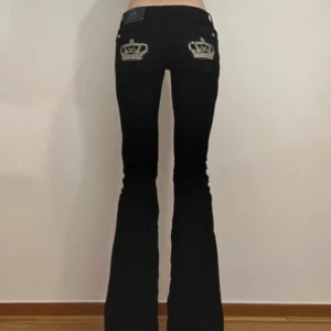 Svarta Victoria Beckham jeans - Bilder från förra säljaren, snygga svarta bootcut jeans i storlek S💞Inga märkbara defekter💞