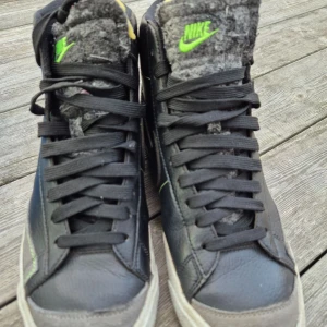 Nike blazer stl 43 - Nike skor Stl. 43 Sparsamt använda och har inga skador eller hål.