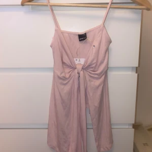 Front tie top - Rosa front tie tröja från gina tricot.