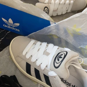 Skor  - Säljer ett var adidas campus 00s i crystal white som är i storlek 39. Jätte fina och jätte sköna. Köpte för 1345kr priset kan diskuteras.
