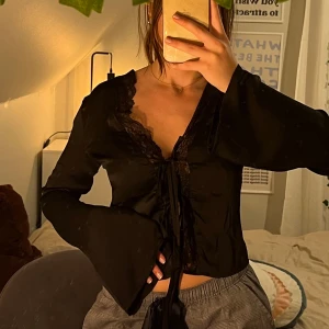 Blus / topp med knytband - Supersöt topp från Nelly, jag endast prövad 🫶