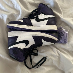 Jordan 1 - Säljer ett par air jordan 1 mid ”court purple” i strl 37,5💜 Använda ca 5 gånger. Köpta för 3500, säljer för 1399 men pris går att diskuteras💜