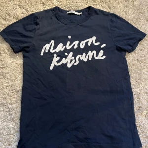 maison kitsune  - säljer en clean maison tisha i gott skick. storleken är small 