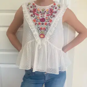 Gullig Sommarblus med med Blom-broderier från Zara!💐🌺