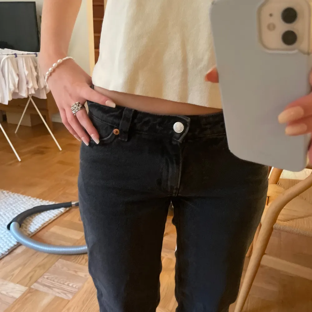 low waist jeans köpta från monki för 499kr!!💸 säljer då de är för små för mig, fortfarande fint skick dock💘. Jeans & Byxor.