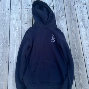 Margaux Dietz Hoodie - Säljer denna marinblå hoodien från Marguax Dietz, väldigt bra skick.