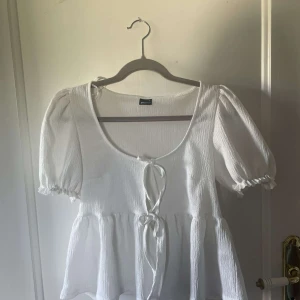 Vit blus - Säljer denna fina vita blus💘 Använd fåtal gånger skriv för fler bilder m.m💖