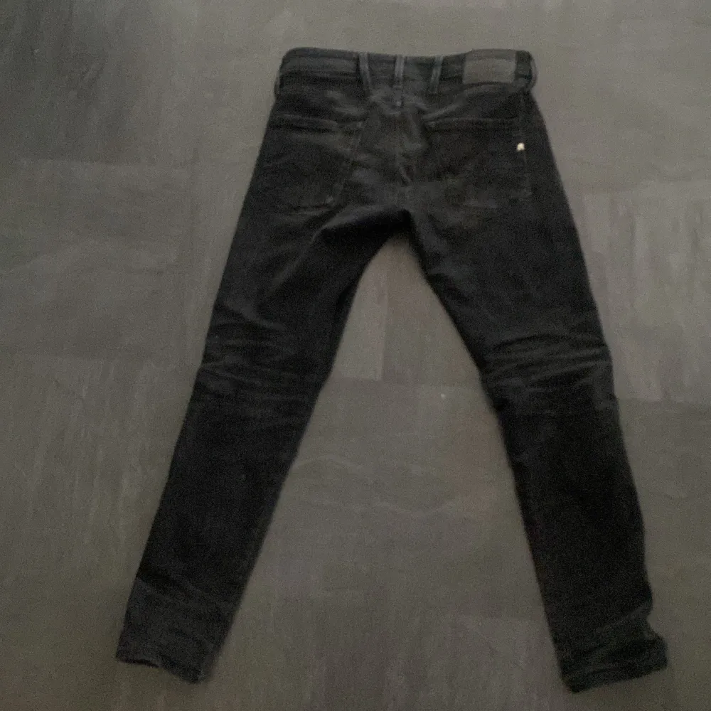 Hej, Jag säljer min svarta feta replay jeans då dom ej passar mig. Storleken är 30 i midja och 30 i längd. Dom är använda ett fåtal gånger och har inga skador. Hör av dig vid intresse eller funderingar!. Jeans & Byxor.