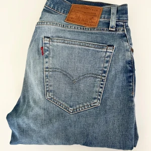 Jeans från levis  - Snygga jeans från Levis i en rak modell. Fint skick. Som storlek s/m dam. Herrstorlek 32/32.