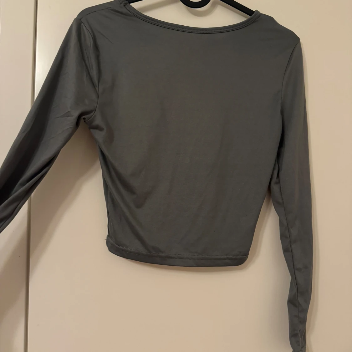 Långärmad crop top, grå & svart - 90