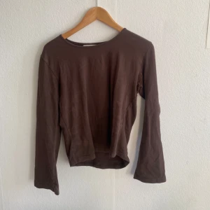 Brun långärmad tröja - Fin och jätteskön långärmad tröja. Köpt sceond hand. Ränder på den, vet inte riktigt från var, dom syns inte jättemycket. Storlek L men passar S-L.