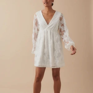 Studentklänning🤍 - Min studentklänning som aldrig kom till användning😣 Men superfin med bra längd 🤍 Köpt för 799