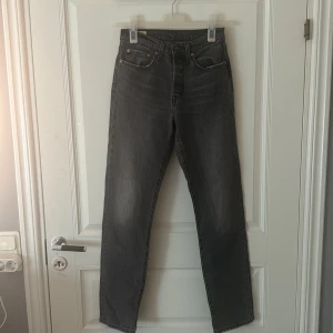 Gråa Levis Jeans (501)  - Storlek är W26, L32, aldrig använd men tyvärr ingen prislapp kvar. 
