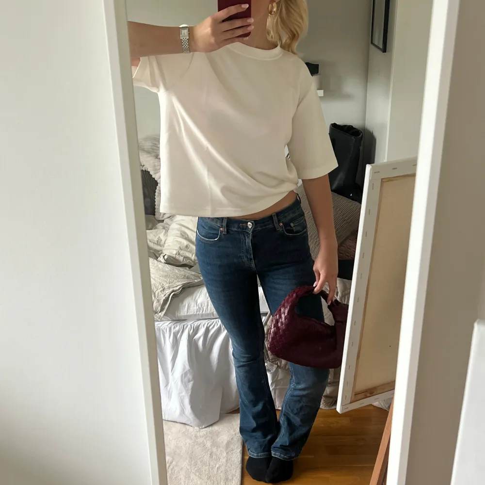 Super fina lågmidjade boutcut Jeans i storlek 36 tall (jag är 175cm). Jeans & Byxor.