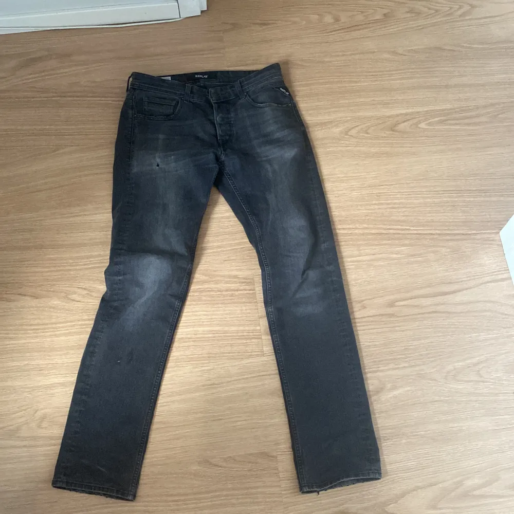 Sköna och snygga jeans från replay, okej skick men sparsamt använda. Säljes pga att jag inte använder de lika ofta längre . Jeans & Byxor.