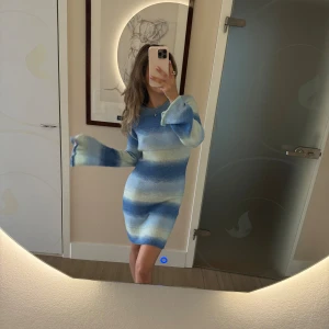 Hanna Schönberg inspirerad klänning  - Jättefin Hanna Schönberh inspirerad klänning från Bershka i storlek S💕 Man kan ha den öppen i ryggen eller korsad och har superfina trumpetärmar. Aldrig använd❣️