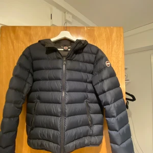 Colmar Jacka - Säljer min Colmar Jacka. Den är i mycket bra skick och är perfekt till vintern. Storleken är 16Y 172cm men passar storleken S perfekt enligt mig. Hör av er för frågor.