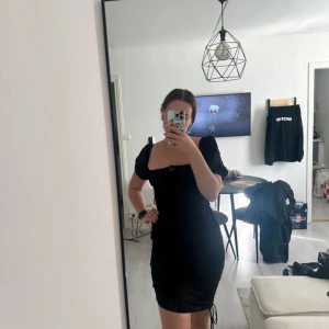 Adoore Palermo Dress black / svart - Helt ny med prislapp på, oanvänd pga för liten. En liten 36a eller 34, 32. Går att justera längden av klänningen med band på sidan. Jättefin klänning som verkligen framhäver kroppen på bästa sätt. Kommer vara nya favoritklänningen 🖤Back to School  