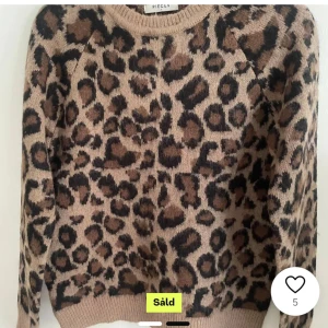 Stickad tröja  - Stickad tröja Leopard print, köpte här på Plick och säljer den då den var lite liten på mig. Annars väldigt bra skick!💕
