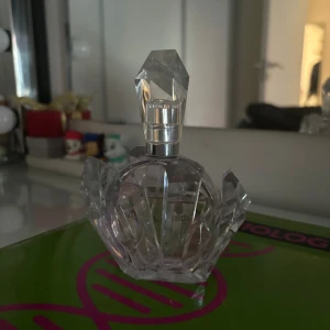 R.E.M parfym  - Har ungefär 80% av parfymen kvar, ny pris 650kr 50ml