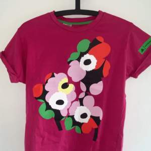 Säljer en superfin rosa t-shirt från Adidas i samarbete med Marimekko. Säljet då den inte passade mig så bra. Den är i nyskick bara  använd 1 gång🩷🌸