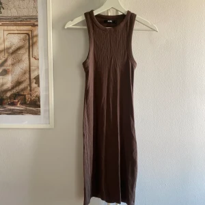 Brun klänning - Fin basic klänning från Bikbok. Knappt använd💕