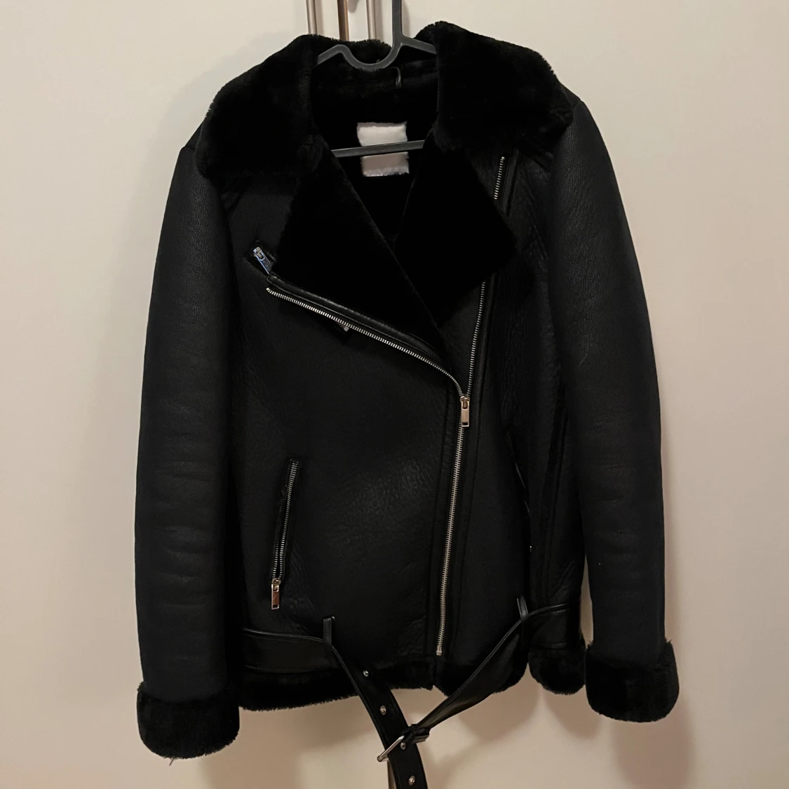Jacka med svart teddymaterial - 90