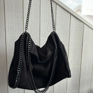 Stella McCartney liknande väska - Super fin väska, inga defekter eller liknande.  Storväska som man kan ha till de mesta❤️ Pirs går att diskutera.