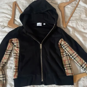 Burberry Hoodie - Snygg burberry hoodie i storlek 152/12y köpt på NK men saknar kvitto då därför lite lägre pris.💪💪 9/10 skick, ny pris 5199kr