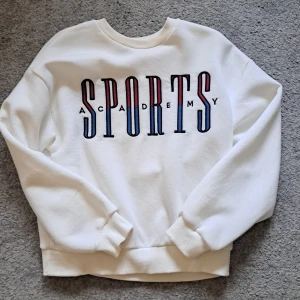 Vit sweatshirt från Gina Tricot - Superfin knappt använd vit sweatshirt från Gina Tricot. Köpt för några år sedan och kommer inte till användning.🩷 