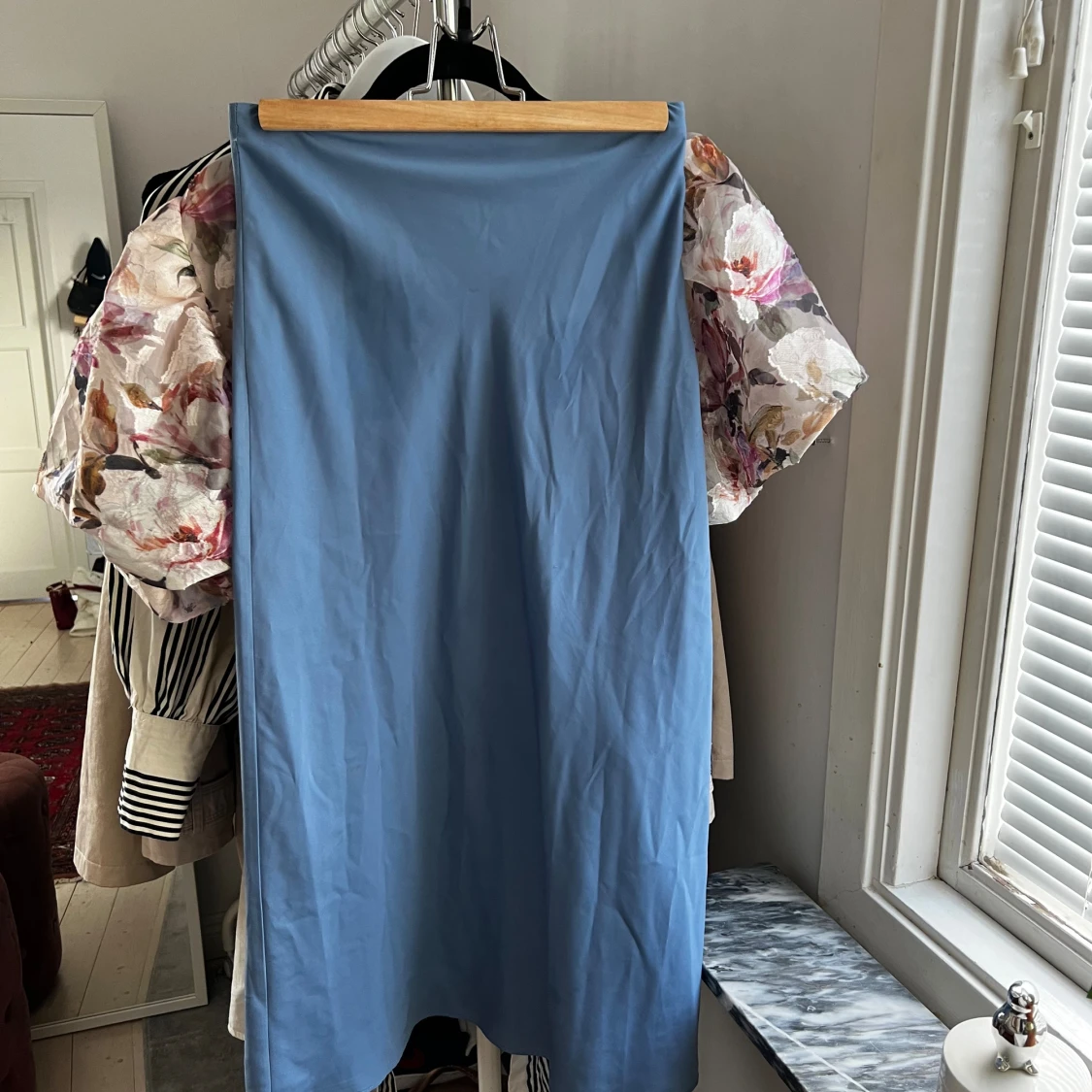 Blå lång satinkjol från forever 21 - 91