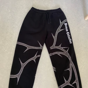 NAMED COLLECTIVE SWEATPANTS  - THORN RHINESTONE SWEATPANTS BLACK (M)  ALDRIG ANVÄND !! Nypris 1500 kr  & har absolut inga defekter samt alla pärlor rhinestones kvar ! Köpt från named collective officiella sida (kvittobevis finns). Köpare betalar frakt!  