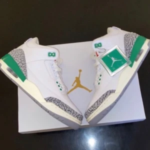 Jordan 3 lucky green - Skorna är köpta från SNS och är såklart äkta, nypris ligger 3000 kr.  Skorna är använda ett fåtal gånger och är i väldigt bra skick.