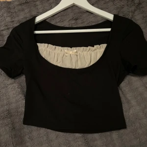 Coquette t-shirt  - Köpte tröjan tidigare på Plick och tyvärr passade den inte så jag säljer den vidare.