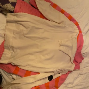 Vit Stickad CP company tröja - Vit stickad CP company tröja som är i herr modell men passar tjejer oxå. Den är äkta och man kan skanna lappen i tröjan! 