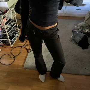 Kostymbyxor - Trendiga kostymbyxor från bikbok! Inga defekter alls och är sparsamt använda! Priset kan diskuteras💓💓