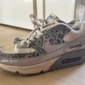 Nike sneakers  - Nike air Max sneakers som är använda några gånger. Se mer kvalité på bilderna. Några små fläckar och lite noppriga i delar av tyget men annars bra kvalité men ändå i använt skick. Står storlek 40 i skon men passar mig perfekt som är en 38/39.