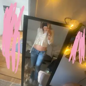  nu säljer jag mina supersnygga jeans, jag köpte de för nån månad sedan secondhand i London för 700kr💗💗 de är tyvärr för alldeless för korta för mig, jag är 175🥰 så perfekta för någon under 170🔥 säljer för 450kr, då de är märkes jeans i bra skick🥰🥰💗