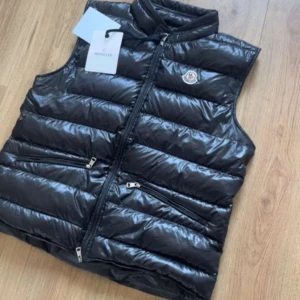 Moncler väst  - Helt ny aldrig använd är ej min storlek.  Pris kan diskuteras 