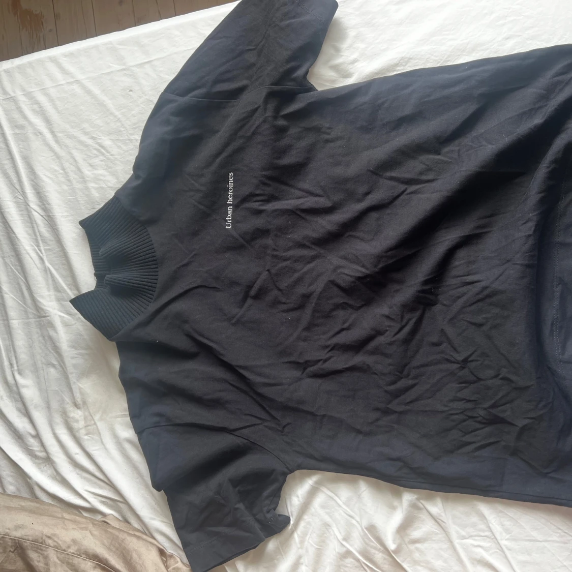 Svart t-shirt från Zara med en liten krage och ett litet tryck - 92