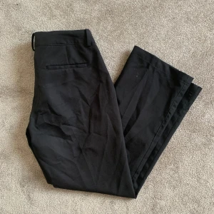 Lågmidjade kostymbyxor  - Säljer dessa populära lågmidjade kostymbyxorna från Bikbok i modellen ”vera” denna modellen har ej slits i vid benet 😊 storlek 38 men små i storleken, passar mig som brukar ha 34/36 i byxor! De är också petite modell