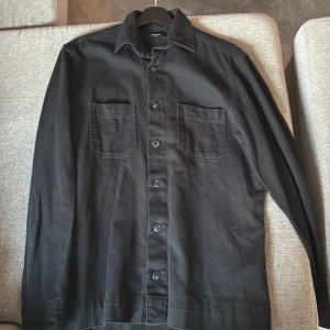 Jack&jones overshirt  - Tja säljer en skön overshirt från jack&jones. Den passar för dig som har storlek S-M och passar perfekt nu till våren.  Skriv privat för fler bilder m.m