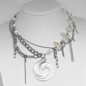 handgjort halsband med hänge  - handgjort pärlhalsband med coolt hänge av snäckskal 🐚 sötvattenspärlor, material & kedjor i rostfritt stål 🫧 köp-nu via plick eller 36kr för frakt med frimärken 💌 finns även på instagram under @Glumeyard ❤️‍🔥 kan även justera längd efter önskemål! 