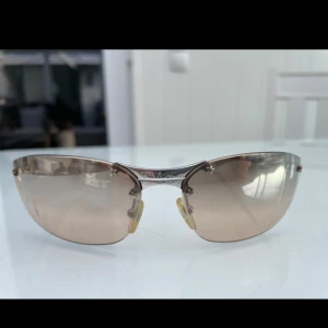 Exclusive Vintage Äkta DIOR Solglasögon - Vintage Äkta DIOR Solgalsögon, ORGINAL! I gott skick (små scråmor på glaset men inget märkvärdigt) pris kan diskuteras! Org pris köpta för 6999 SEK